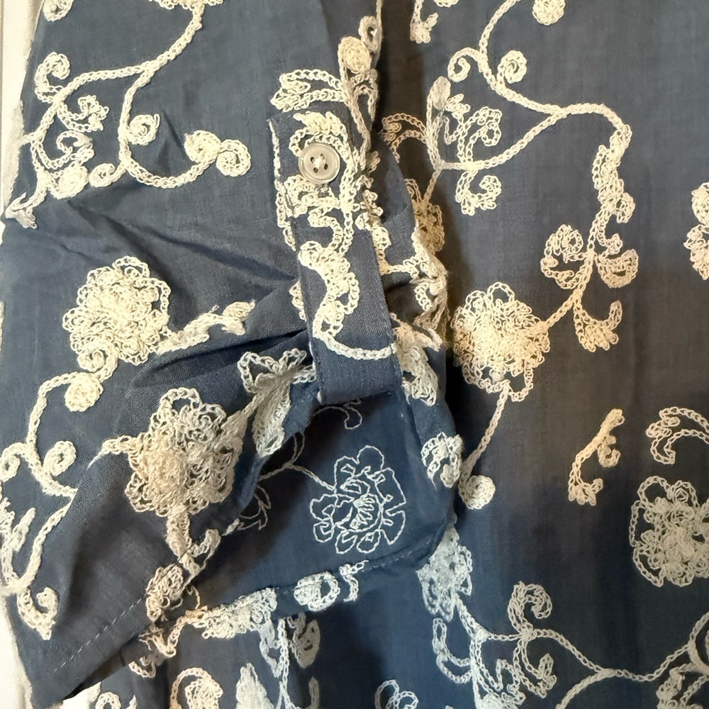 NWT Chico’s Floral embroidered Blue Women's Top - Picture 3 of 3